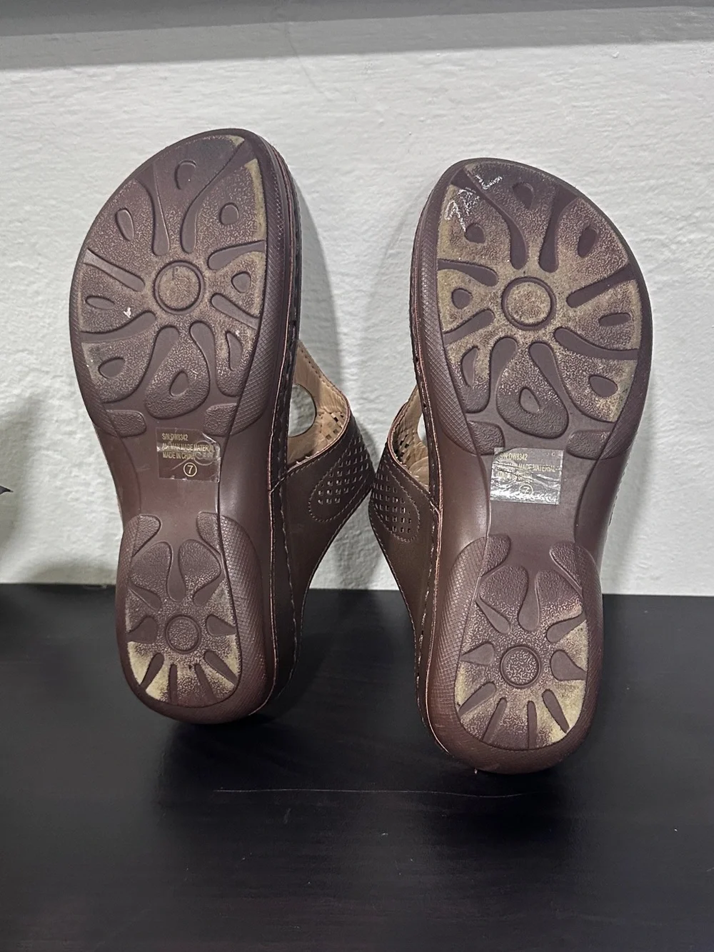 Women’s Brown Gold Toe Ring Comfort Sandals Size 7